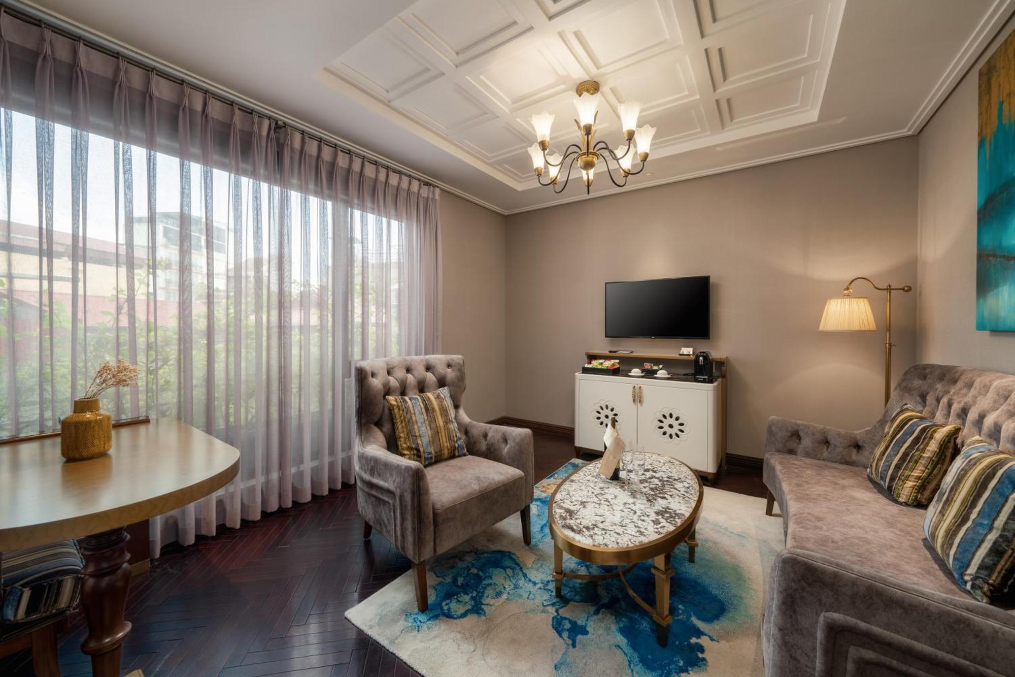 Peridot Grand Luxury Boutique Hotel Ханой Экстерьер фото A living room in a suite at the hotel